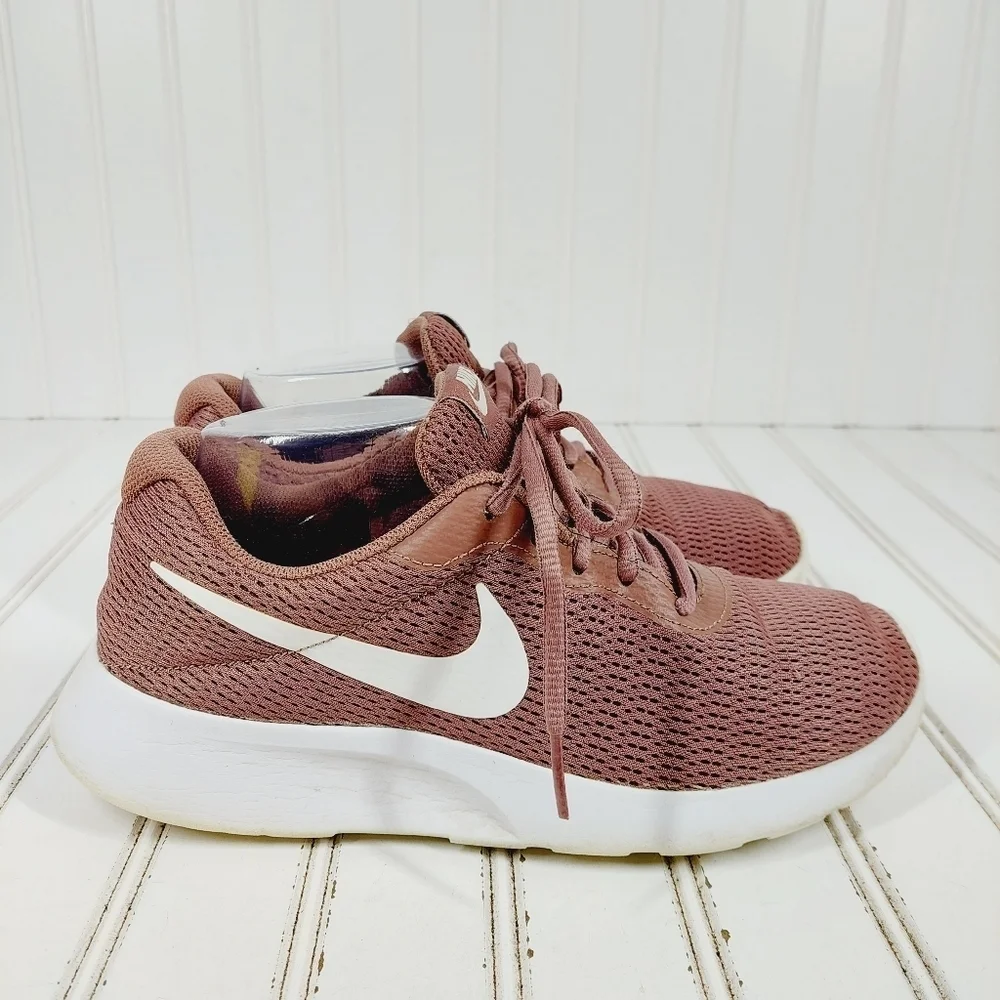 Nike Women's Tanjun Smokey Mauve / White Ankle-High Running Sneakers H1024 - Picture 4 of 9